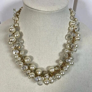 Elegant Pearl and Crystal Necklace